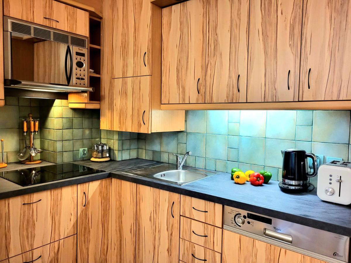 - Lux Apartment *